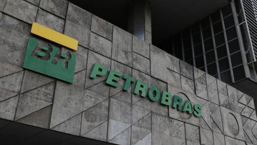 Imagem Ilustrando a Notícia: Petrobras anuncia aumento de R$ 0,20 na gasolina
