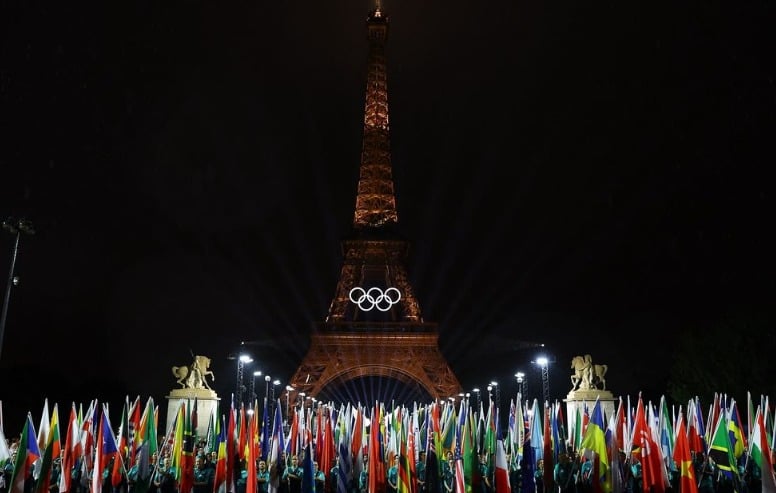Imagem Ilustrando a Notícia: Cerimônia de abertura das Olimpíadas de Paris 2024 encanta e emociona com espetáculo pelo Rio Sena