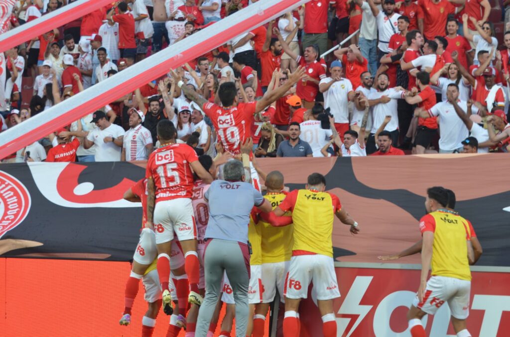 Imagem Ilustrando a Notícia: Vila Nova vence Avaí por 2 a 1, de virada, com gol nos acréscimos, e assume liderança da Série B