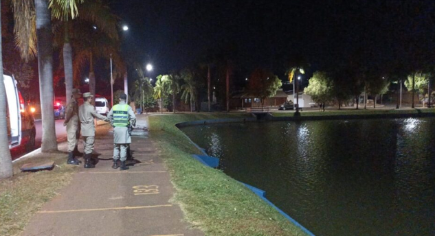 Imagem Ilustrando a Notícia: Carro com 8 adolescentes cai dentro de lago em Quirinópolis, ninguém se feriu