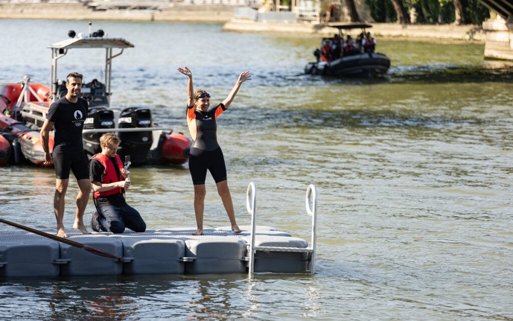 Imagem Ilustrando a Notícia: Prefeita de Paris mergulha no Rio Sena para provar que águas não estão mais poluídas