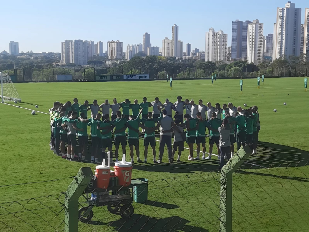 Imagem Ilustrando a Notícia: Goiás terá todos os jogadores à disposição para o confronto contra o Operário-PR