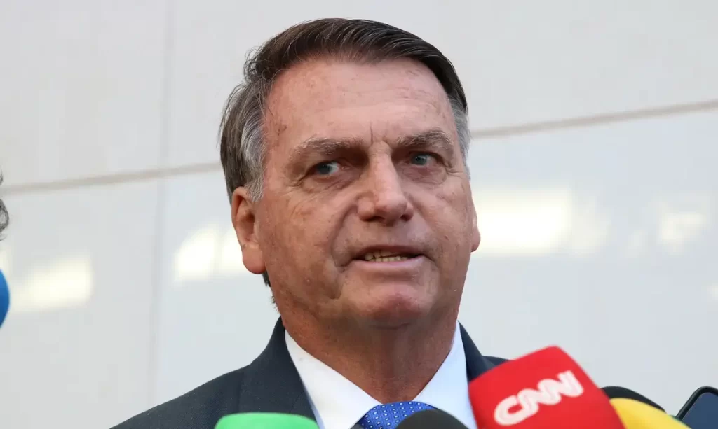 Imagem Ilustrando a Notícia: Bolsonaro e Mauro Cid são indiciados pela PF