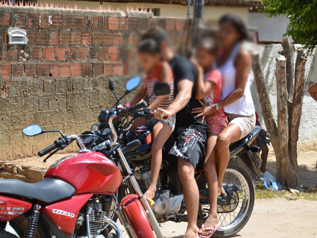 Imagem Ilustrando a Notícia: PRF flagra 4 pessoas em uma moto, incluindo 2 crianças em Goiás