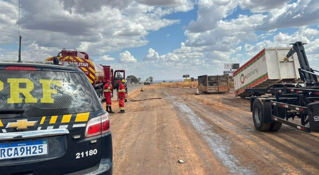 Imagem Ilustrando a Notícia: Caminhão bitrem pega fogo em movimento, na BR-060