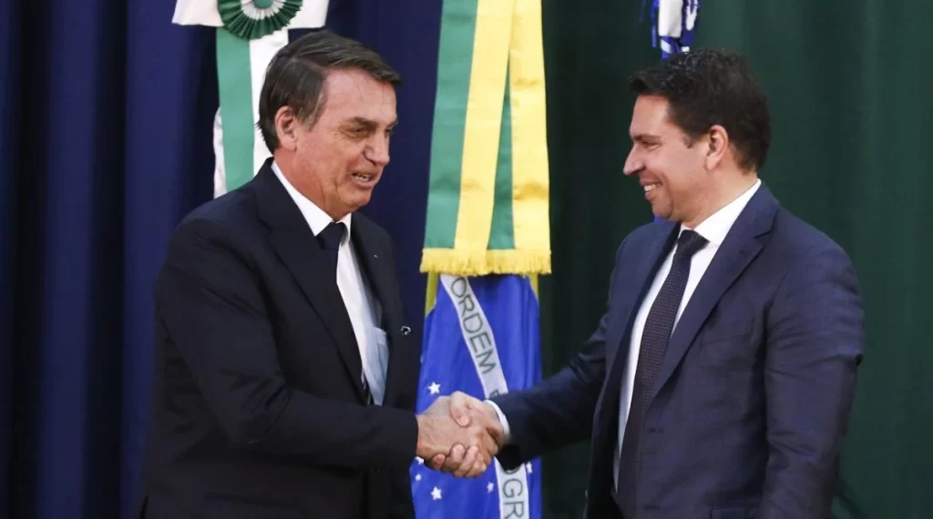 Imagem Ilustrando a Notícia: Moraes proíbe Ramagem de contato com Bolsonaro