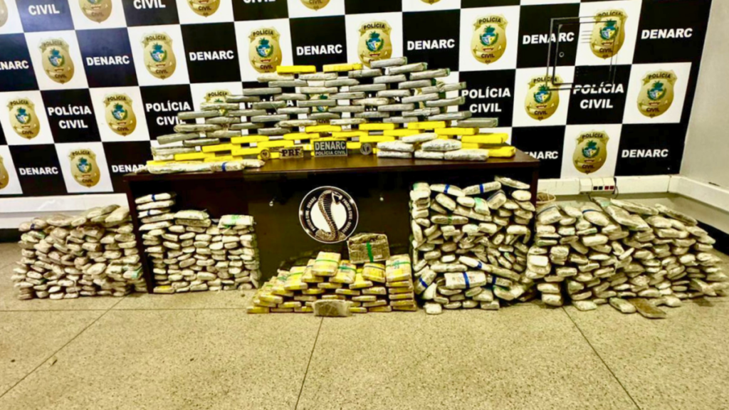 Imagem Ilustrando a Notícia: Caminhoneiro é preso com 200 kg de drogas em Goiás