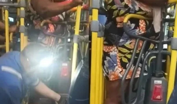Imagem Ilustrando a Notícia: Mulher com obesidade fica presa em catraca de ônibus por mais de duas horas