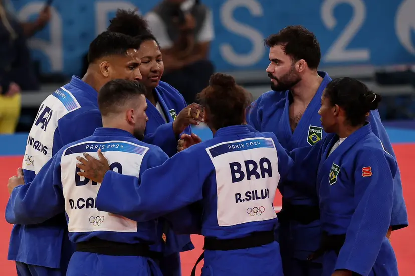 Imagem Ilustrando a Notícia: Brasil vence Sérvia e disputa bronze no judô por equipes