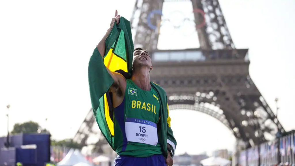 Imagem Ilustrando a Notícia: Caio Bonfim Conquista Primeira Medalha Olímpica para o Brasil na Marcha Atlética