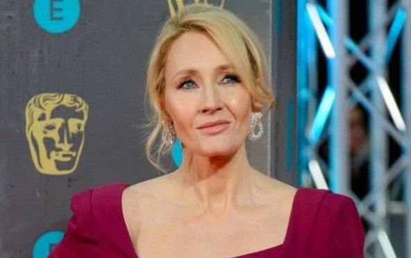 Imagem Ilustrando a Notícia: JK Rowling é transfóbica ao atacar boxeadora argelina