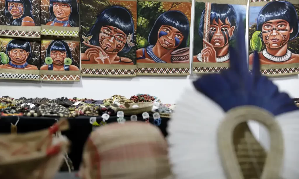 Imagem Ilustrando a Notícia: Indígenas expõem peças de artesanato em Brasília e pedem visibilidade