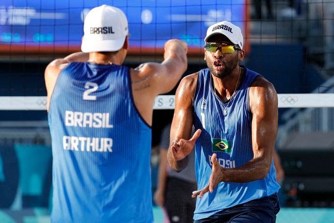 Imagem Ilustrando a Notícia: Evandro e Arthur vencem dupla da Tchéquia e se classificam no vôlei de praia