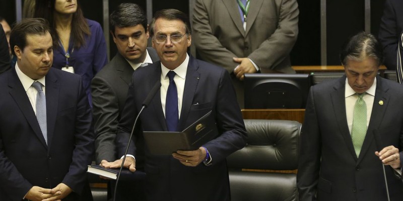 Imagem Ilustrando a Notícia: Empossado, Bolsonaro deixa o Congresso Nacional