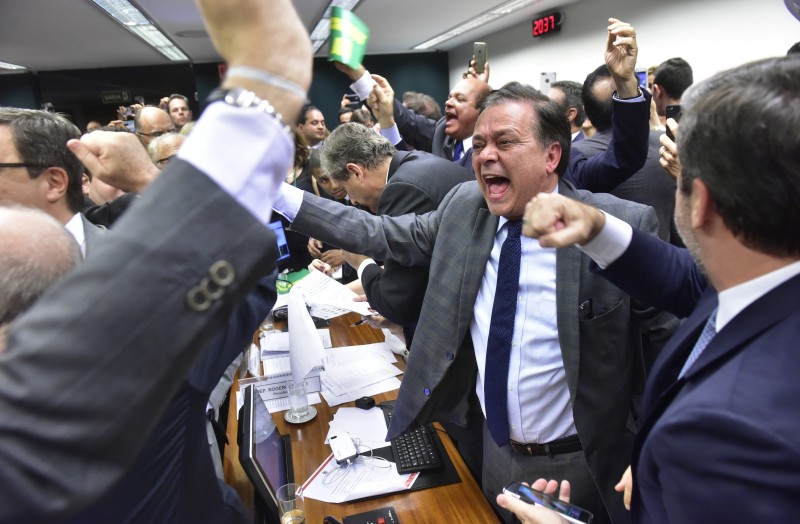 Imagem Ilustrando a Notícia: Comissão aprova parecer a favor do impeachment de Dilma