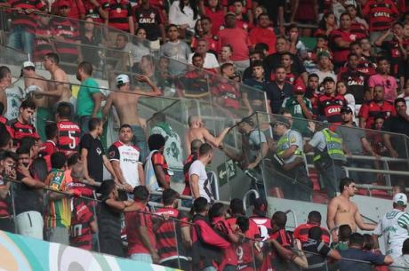 Imagem Ilustrando a Notícia: Briga de torcidas marca jogo entre Flamengo e Palmeiras em Brasília