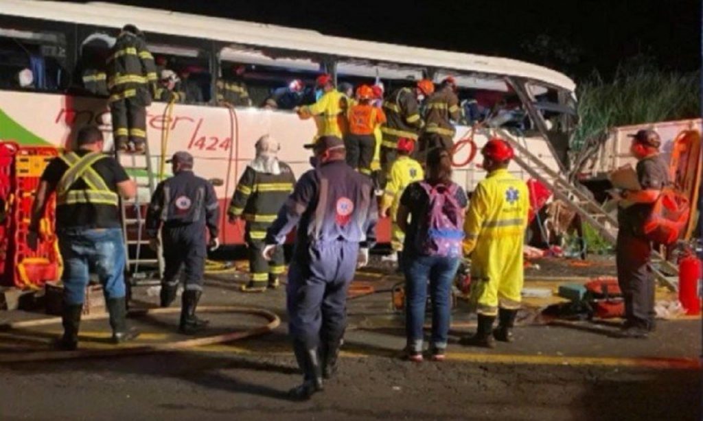 Imagem Ilustrando a Notícia: Ônibus e caminhão batem e sete pessoas morrem no interior de SP
