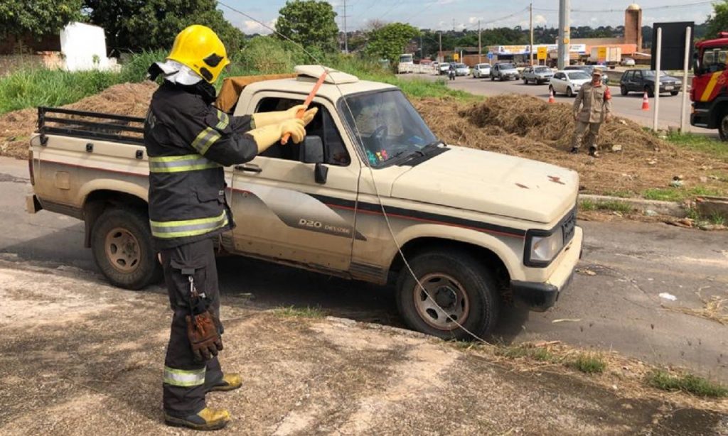Imagem Ilustrando a Notícia: Cabo de energia cai sobre carro e motorista é resgatado, em Aparecida de Goiânia
