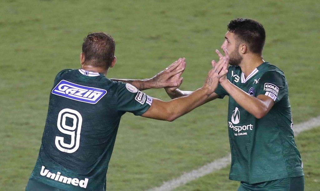 Imagem Ilustrando a Notícia: Goiás vira para cima do Santos em partida com muitos gols