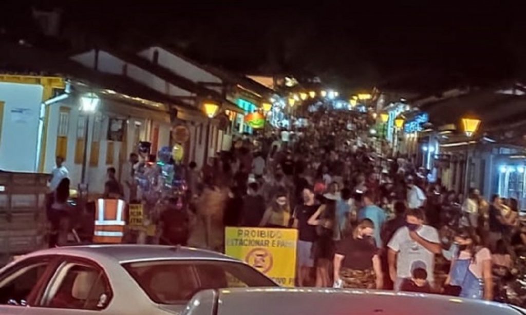 Imagem Ilustrando a Notícia: Cidades turísticas podem sofrer maiores restrições em Goiás, afirma Caiado