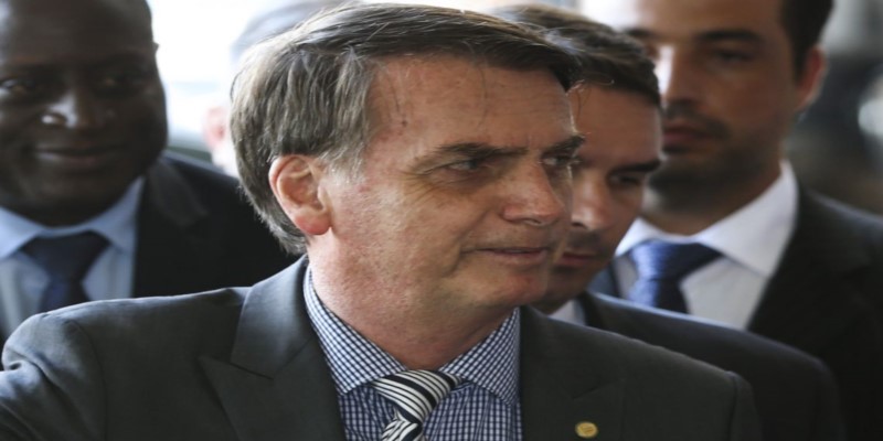 Imagem Ilustrando a Notícia: Bolsonaro chega a Brasília para reuniões com MDB, PRB, PR e PSDB