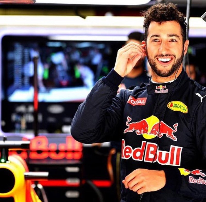 Imagem Ilustrando a Notícia: Daniel Ricciardo prevê vida dura para Hamilton nesta temporada