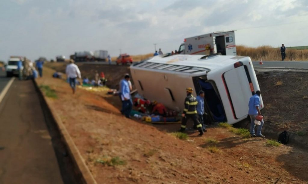 Imagem Ilustrando a Notícia: Usineiros ficam feridos após tombamento de ônibus na BR-153, em Morrinhos