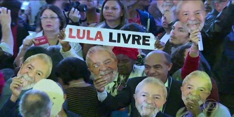 Imagem Ilustrando a Notícia: Por aclamação, Lula é escolhido candidato do PT a presidente