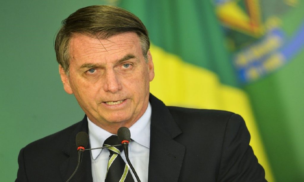 Imagem Ilustrando a Notícia: Bolsonaro anuncia 13° para beneficiários do Bolsa Família