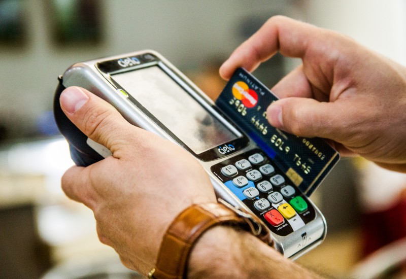 Imagem Ilustrando a Notícia: Cartão de crédito é mais usado para comprar comida e remédio, diz pesquisa