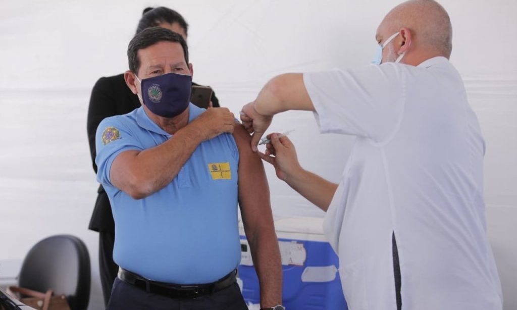 Imagem Ilustrando a Notícia: Mourão é vacinado contra covid-19 em Brasília