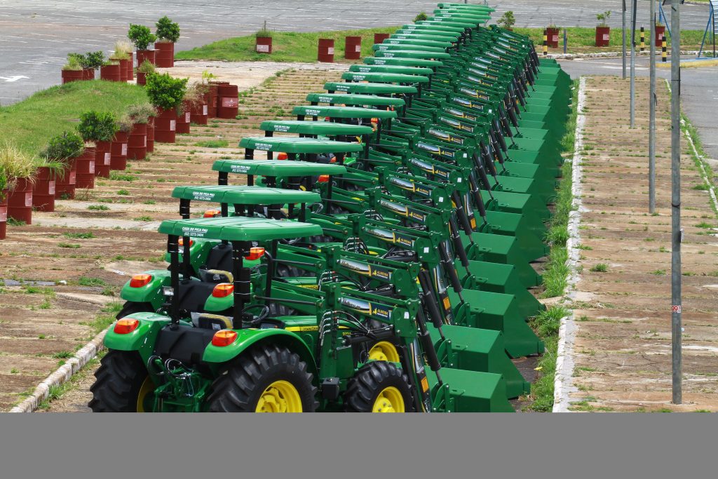 Imagem Ilustrando a Notícia: Após atraso, máquinas são agrícolas são entregues aos municípios