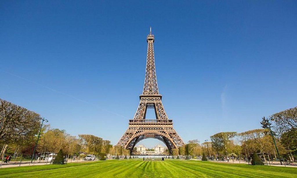 Imagem Ilustrando a Notícia: Área ao redor da Torre Eiffel é interditada após bolsa com munições ser encontrada