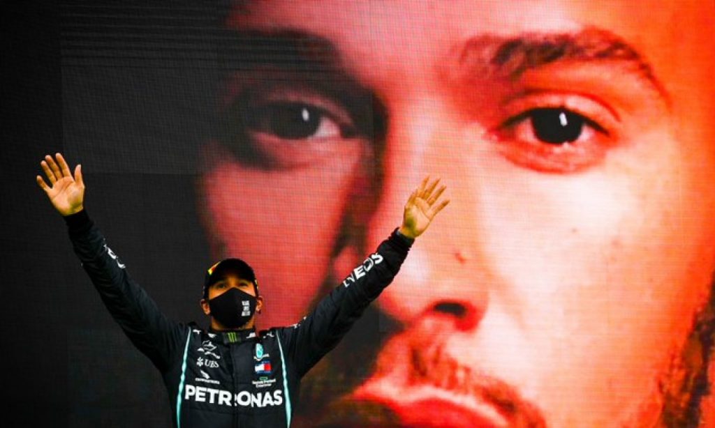 Imagem Ilustrando a Notícia: Hamilton vence GP de Portugal e passa recorde de Schumacher