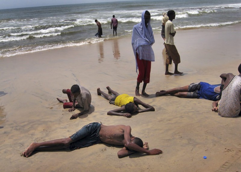 Imagem Ilustrando a Notícia: Imigrantes são obrigados a pular no mar no litoral do Iêmen, cinco morrem
