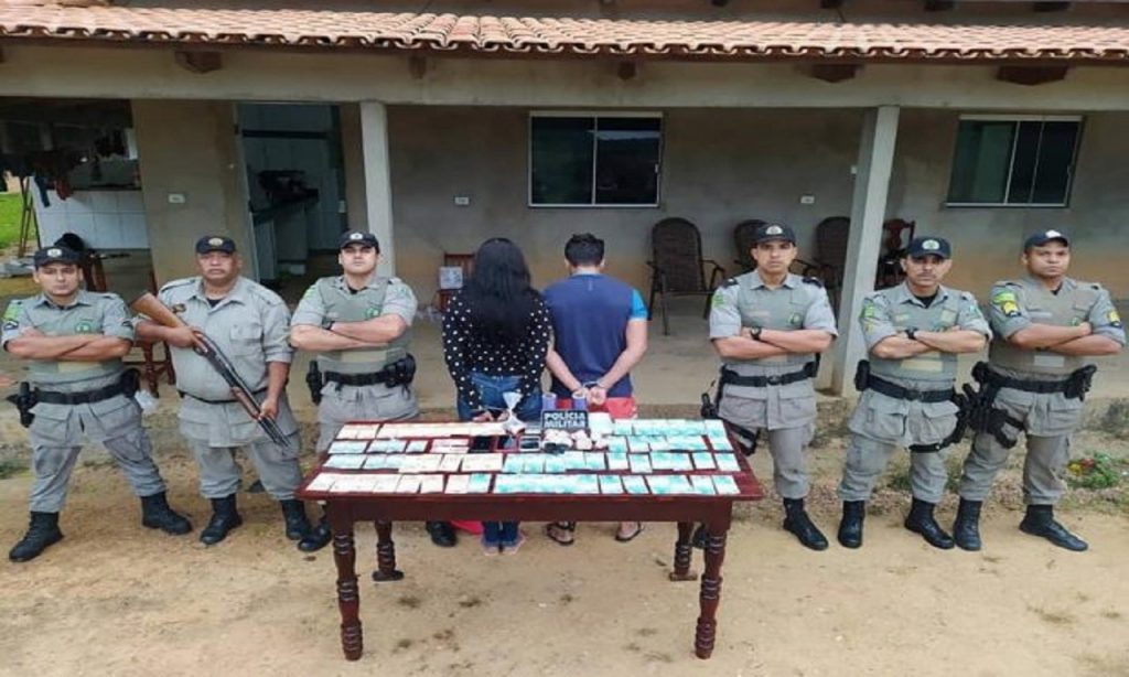 Imagem Ilustrando a Notícia: Casal que escondia drogas em árvores é preso em Heitoraí