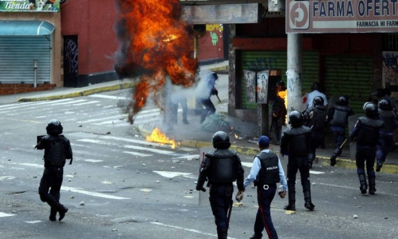Imagem Ilustrando a Notícia: Sobe para três o número de mortes no segundo dia de greve geral na Venezuela