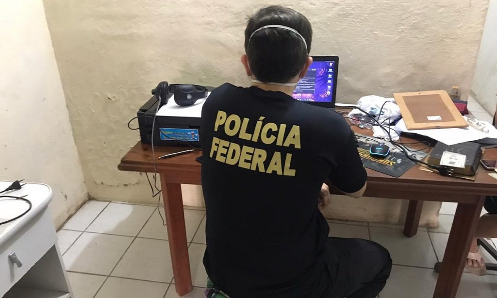 Imagem Ilustrando a Notícia: Polícia Federal faz operação que mira suspeitos de divulgar dados de Bolsonaro