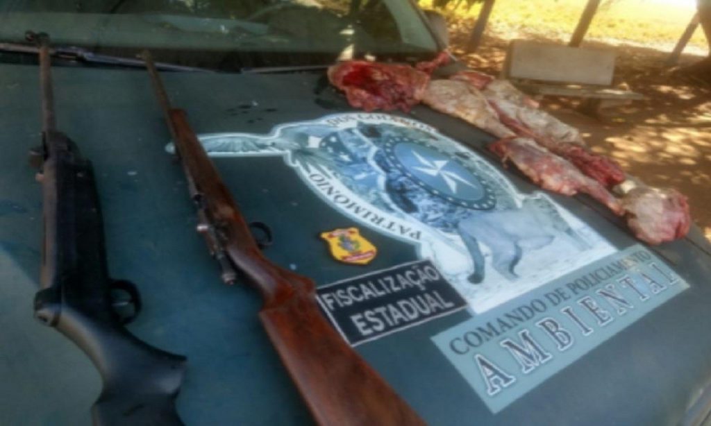 Imagem Ilustrando a Notícia: Governo multa bar, apreende arma e autua grupo que se reuniu no Araguaia