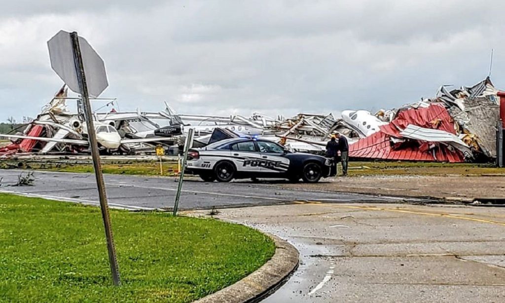 Imagem Ilustrando a Notícia: Tornados matam pelo menos seis pessoas nos Estados Unidos