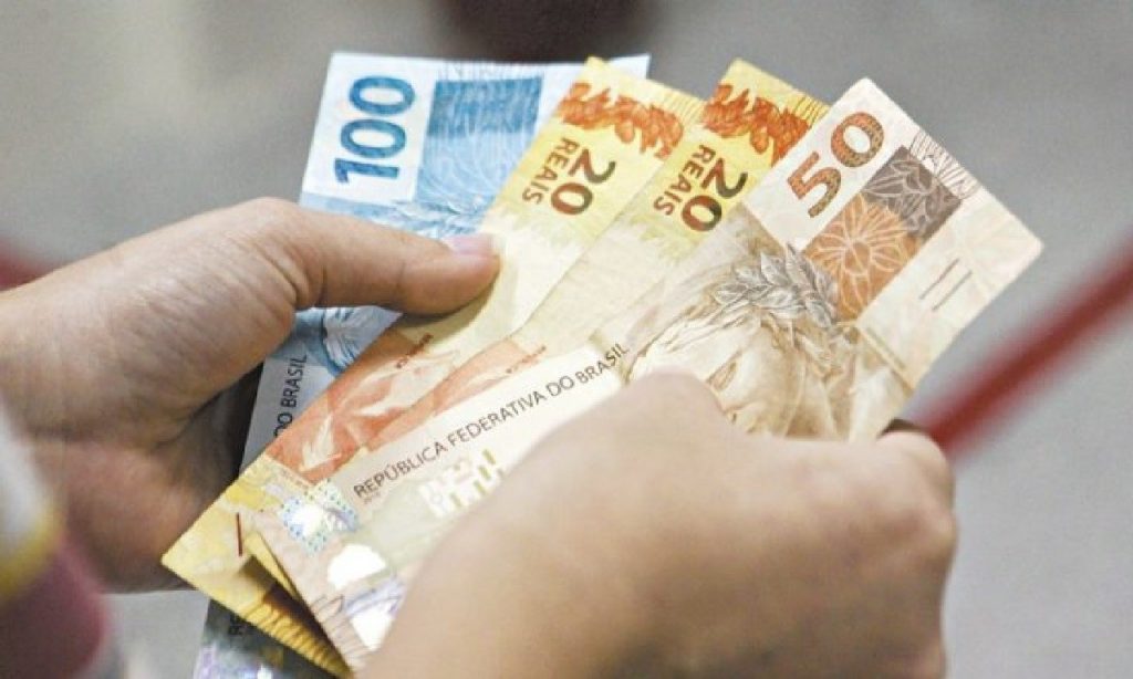 Imagem Ilustrando a Notícia: Pagamento do 13º salário deve injetar R$ 214,6 bilhões na economia