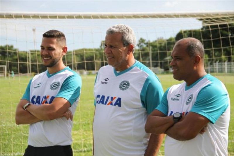 Imagem Ilustrando a Notícia: Goiás vence jogo-treino e técnico Hélio dos Anjos analisa desempenho da equipe