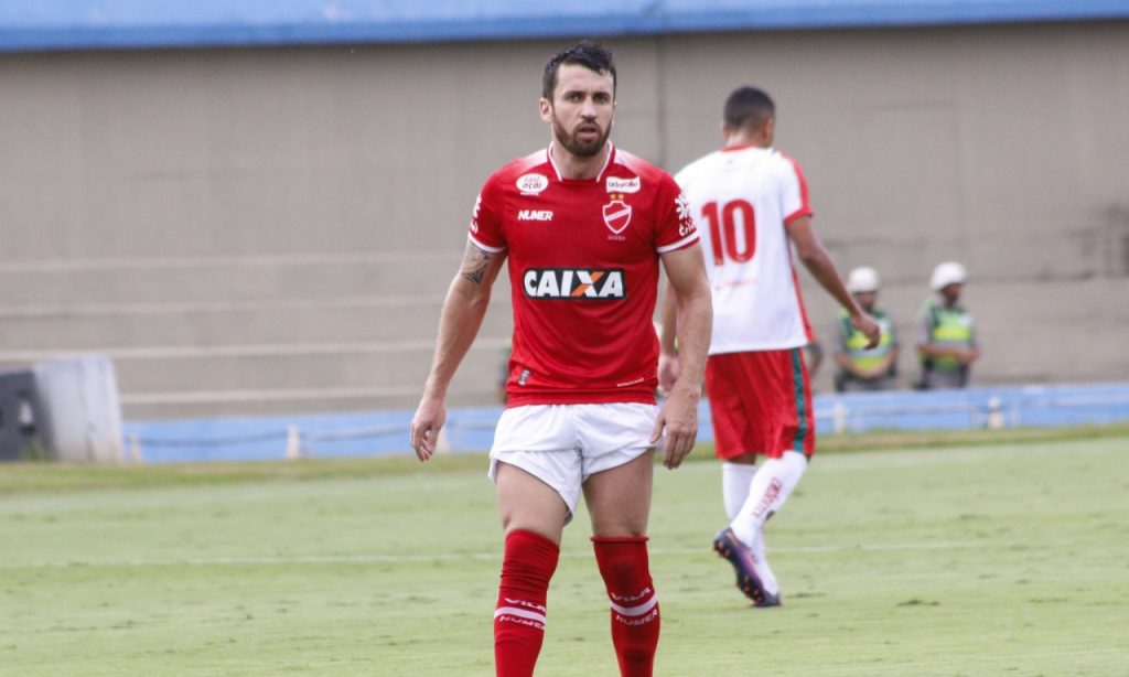 Imagem Ilustrando a Notícia: Vila Nova reintegra Elias e Araújo; jogadores não são relacionados para próximo jogo