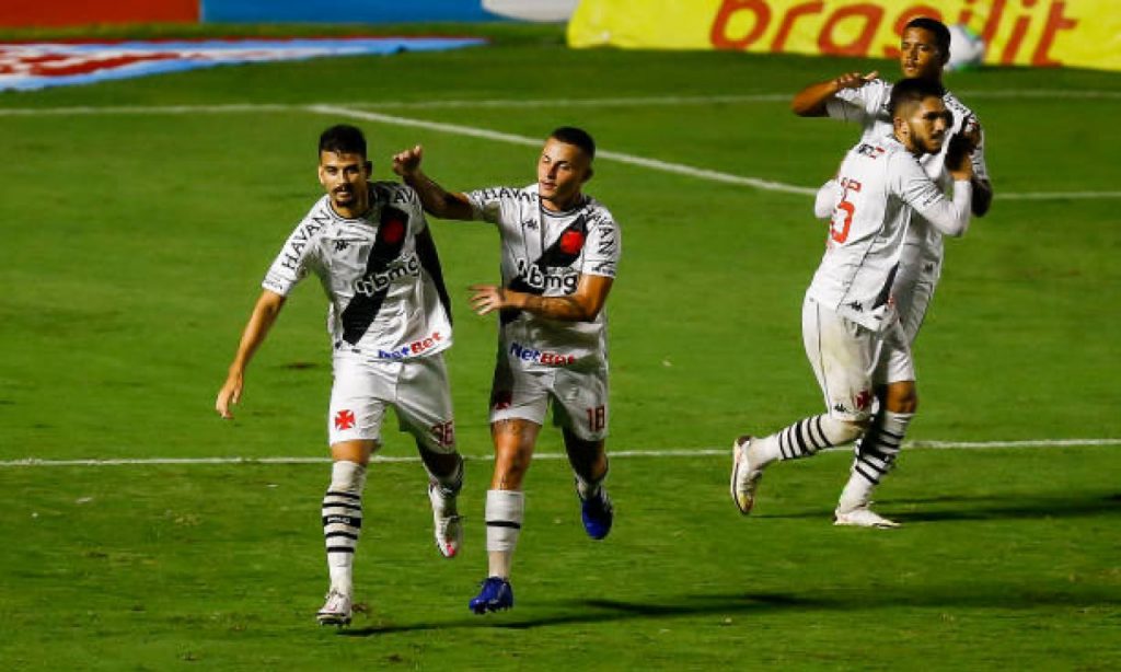 Imagem Ilustrando a Notícia: Ricardo Graça usa a cabeça e Goiás perde para o Vasco na última partida