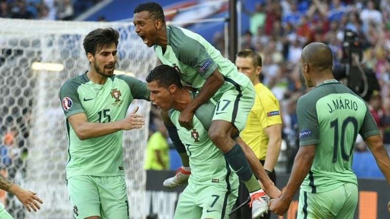 Imagem Ilustrando a Notícia: Cristiano Ronaldo faz gol de letra e Portugal avança