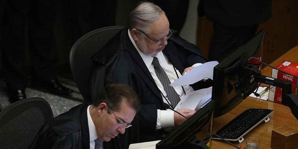Imagem Ilustrando a Notícia: STJ começa julgamento de recurso contra condenação de Lula