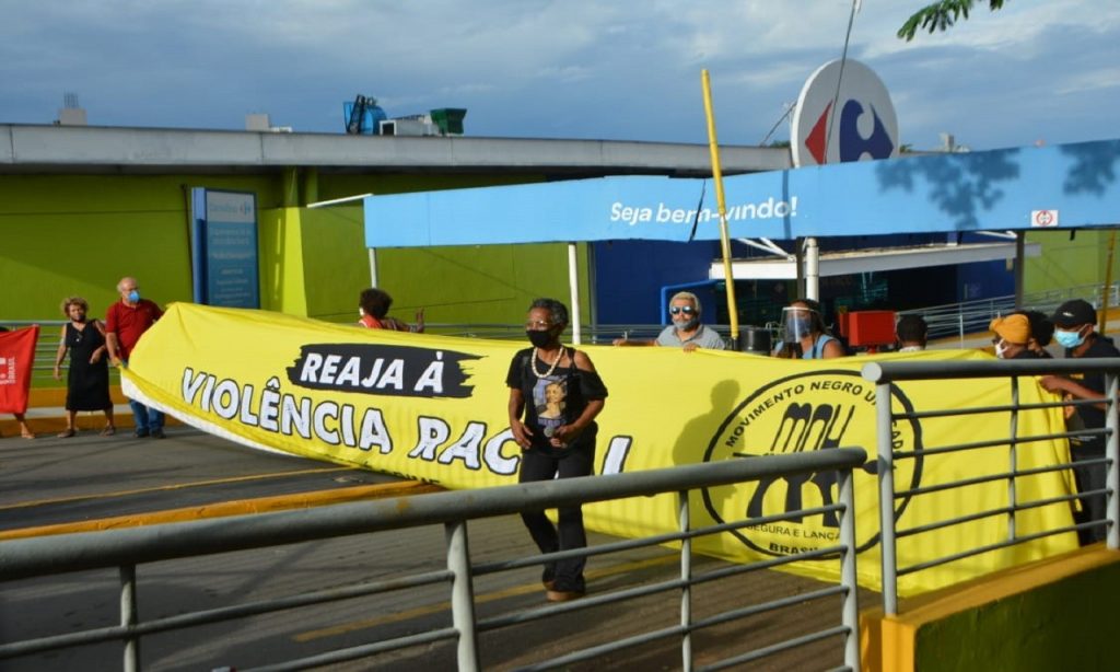 Imagem Ilustrando a Notícia: Manifestantes voltam a protestar em Carrefour de Goiânia contra assassinato de homem negro
