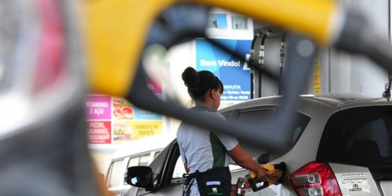 Imagem Ilustrando a Notícia: Preço da gasolina cai 3% nas refinarias a partir desta sexta-feira