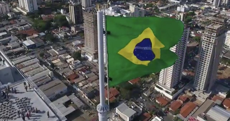 Imagem Ilustrando a Notícia: Goiânia tem a bandeira do Brasil mais alta do mundo no topo de um edifício