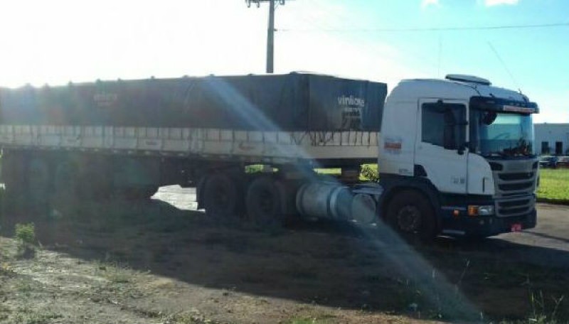 Imagem Ilustrando a Notícia: Recuperada carreta com carga roubada avaliada em R$ 200 mil